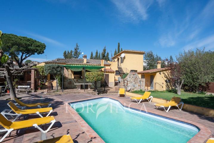 Villa encantadora con piscina y licencia turistica bien situada en urbanización tranquila. photo 0