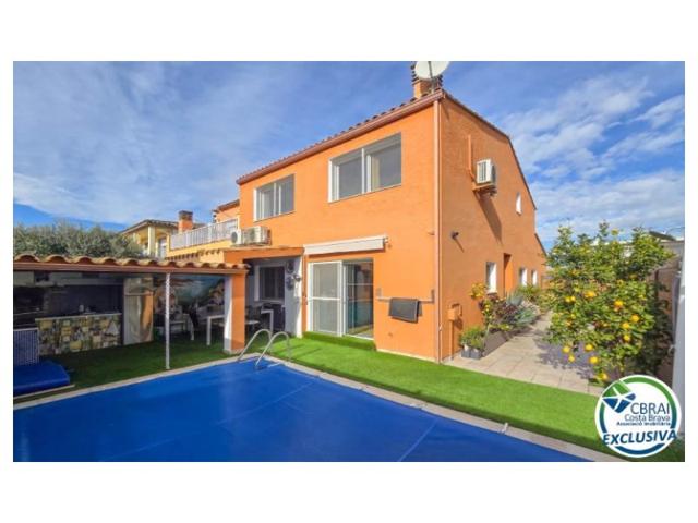 Casa En venta en Sant Pere Pescador photo 0