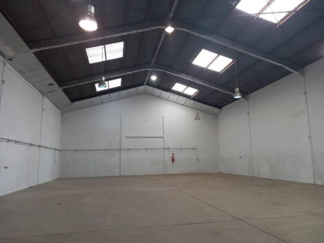 NAVE EN ALQUILER TOTALMENTE REFORMADA DE 450 M2 EN PARETS photo 0