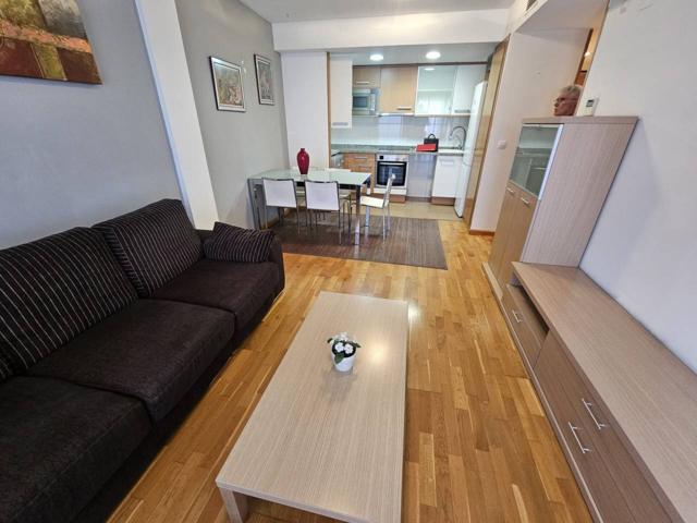 ¡Descubre tu nuevo hogar en la vibrante calle San Vicente Martí! Este piso semi nuevo photo 0