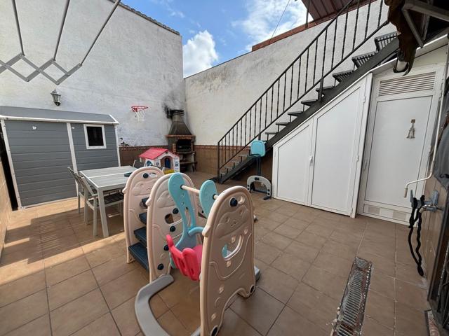 CASA DE 3 HAB. CON PATIO DE 33 M2 Y TERRAZA DE 100M2 photo 0