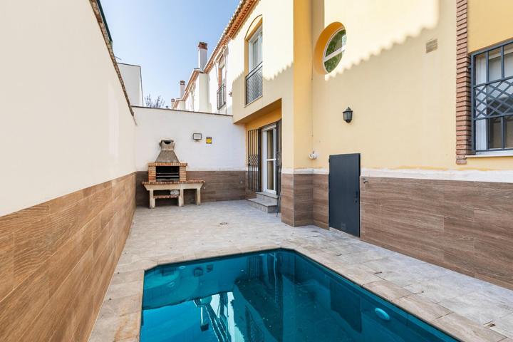 OPORTUNIDAD ÚNICA EN HUÉTOR VEGA – CHALET PAREADO CON PISCINA POR 310.000€! photo 0