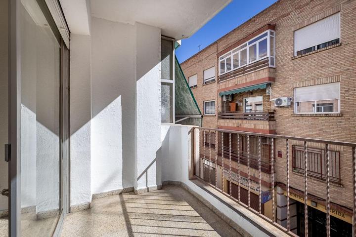 ¡Piso con mucha luz y gran potencial en calle El Guerra. Segunda planta con ascensor y terraza! photo 0