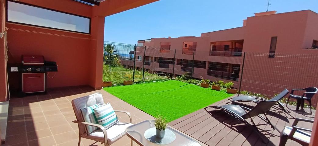 Paz, espacio y luz en planta baja – con terraza, piscina y garaje photo 0
