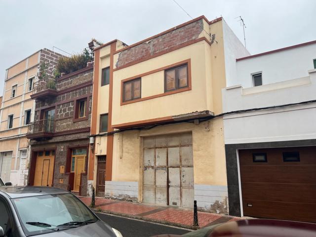 Casa terrera en venta en Telde. 2 plantas, 3 dormitorios, garaje y patio photo 0