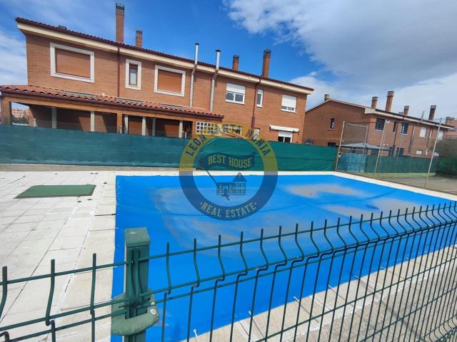 Chalet pareado a la venta en Navatejera. photo 0