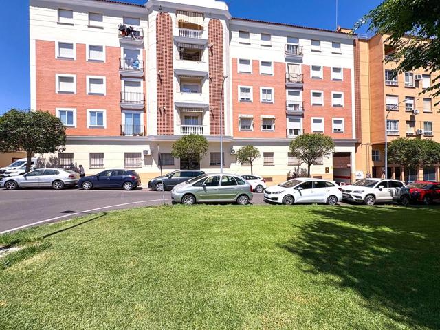 Piso en venta en plaza San Ignacio de Loyola, bda. de San Roque. Badajoz photo 0