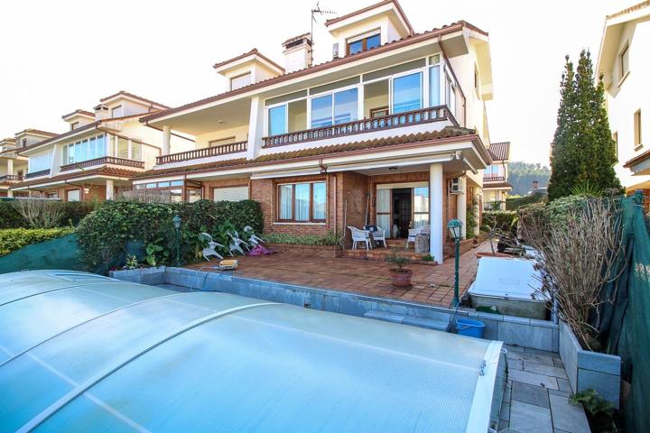 CHALET PAREADO CON PISCINA PROPIA EN MIENGO photo 0