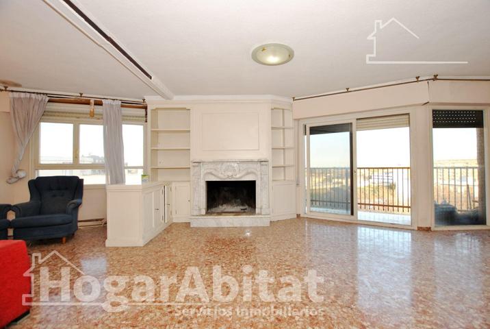 MUY AMPLIO CON TERRAZA Y 3 BALCONES photo 0