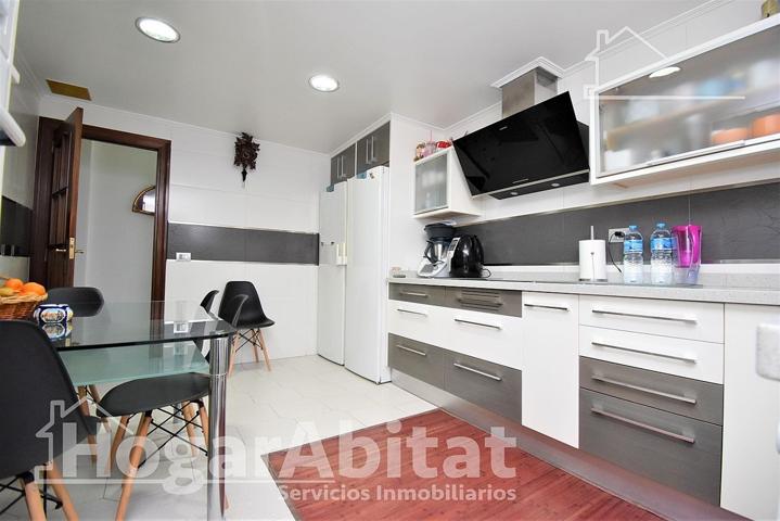Muy amplio con balcón y garaje photo 0
