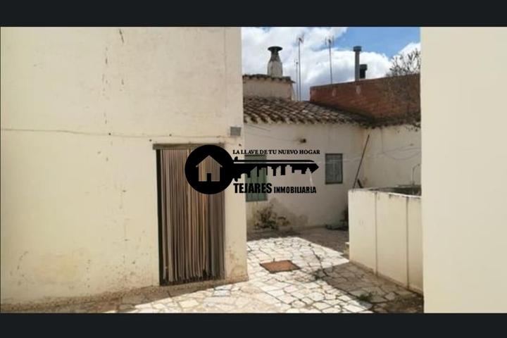 INMOBILIARIA TEJARES 2 VENDE CASA CON PATIO EN LA RODA photo 0