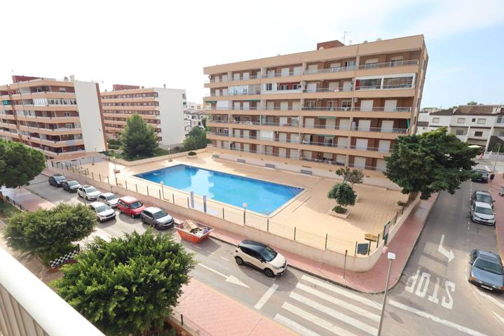 Apartamento a tan solo 300 m de la playa con piscina y plaza de garage en Punta Prima!!! photo 0