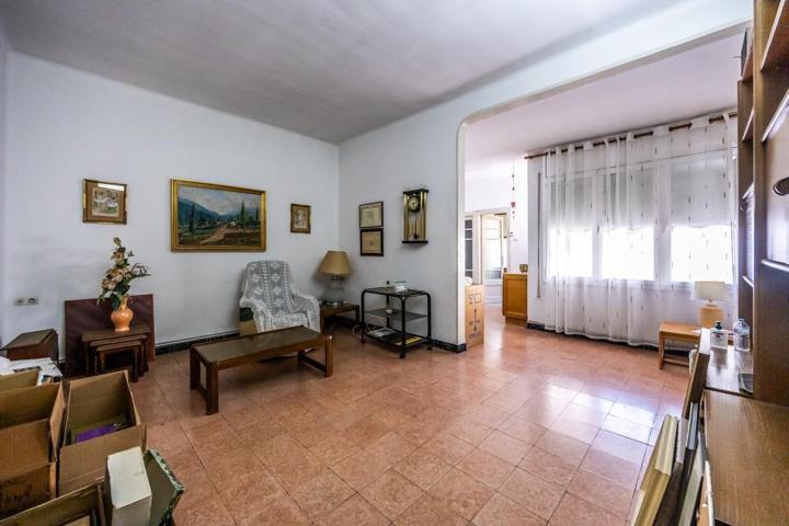 FANTÁSTICA CASA CON GARAJE, EN LA AVENIDA BARBERÁ photo 0