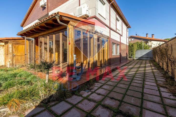 ¡Exclusivo Chalet Pareado de 259 m² en una zona tranquila y bien conectada! 🏡✨ photo 0