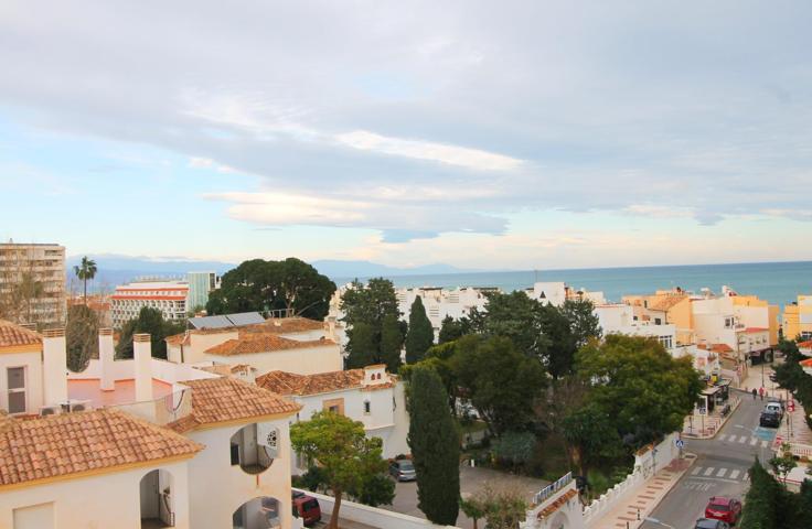 Piso de 4 dormitorios en la Carihuela con 3 plazas de garaje, a 200 metros de la playa photo 0