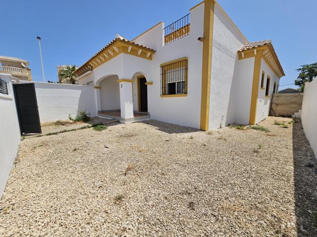 Adosado de 3 Dormitorios con Piscina Comunitaria en Aguas Nuevas, Torrevieja photo 0