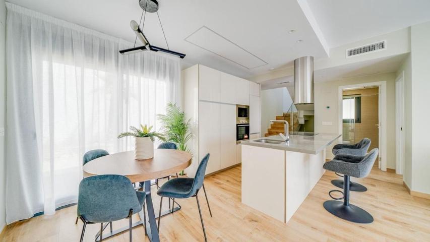 Casa En venta en Calle D'Equador, Balcón De Finestrat-Terra Marina, Finestrat photo 0