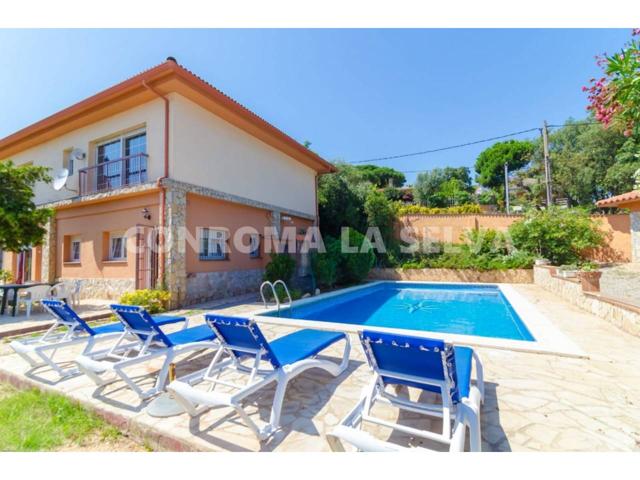 Casa de 290m2, consta de 3 apartamentos independientes, licencia turística, piscina en Lloret de Mar photo 0