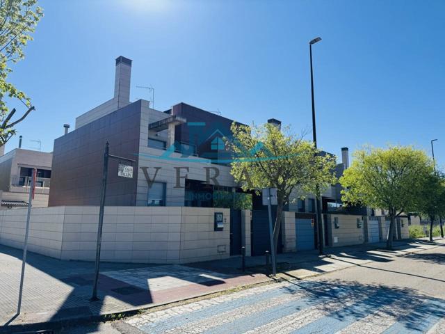 Adosado en venta en Talavera de la Reina de 244 m2 photo 0