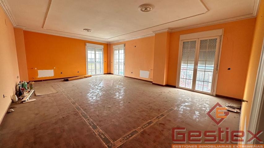 EN VENTA PISO AMPLIO SIN AMUEBLAR CERCANO AL CENTRO photo 0