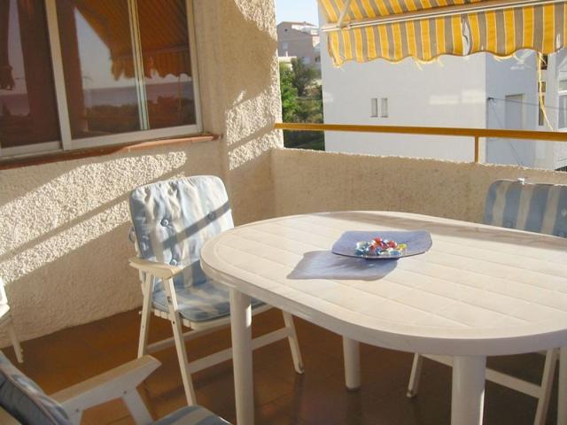 Apartamento de 1 dormitorio con vistas al mar y piscina comunitaria. photo 0