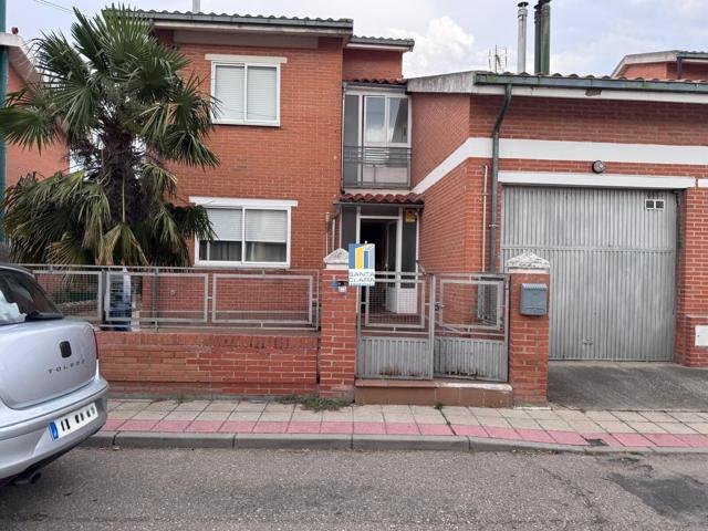 CHALET PAREADO EN VENTA CON 4 DORMITORIOS, GARAJE, JARDÍN Y AMPLIO PATIO EN VILLARALBO (ZAMORA) photo 0