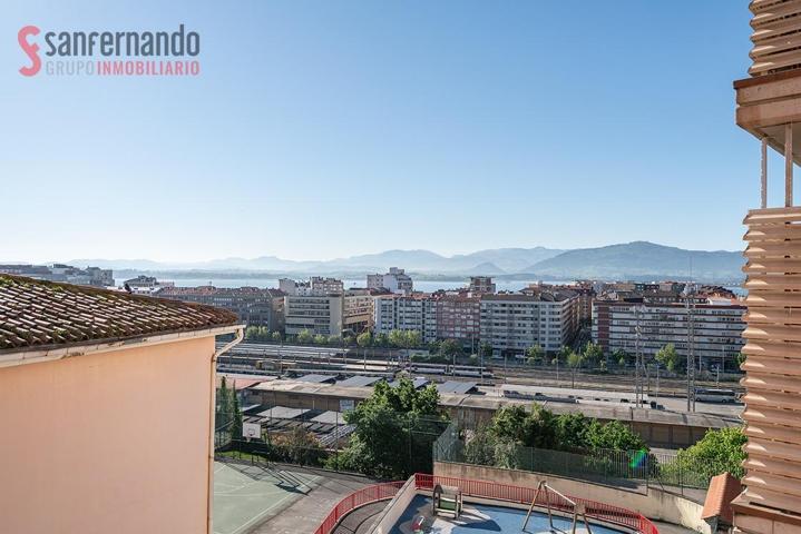 Piso en la zona de la calle Alta con vistas a la bahía photo 0