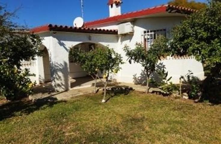Bonito chalet de 3 dormitorios con parcela de 680 m2. A tan solo 100 metros de la playa! photo 0
