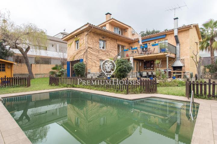 Casa en venta independiente en zona escolar central de Cabrils photo 0