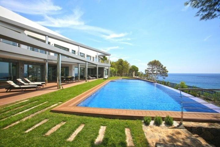 Villa de estilo moderno en primerísima línea del mar mediterráneo en Altea photo 0