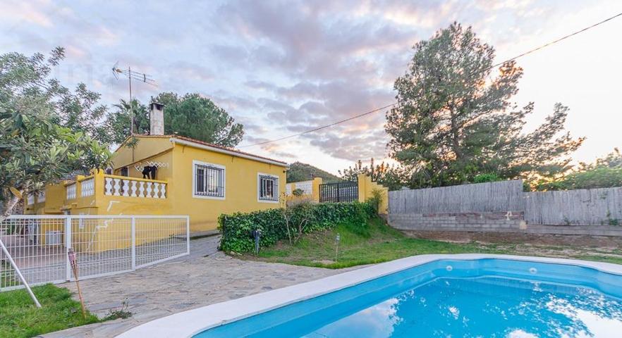 Ref. 04262.- Chalet con piscina y vistas a la montaña en Pedralba. photo 0