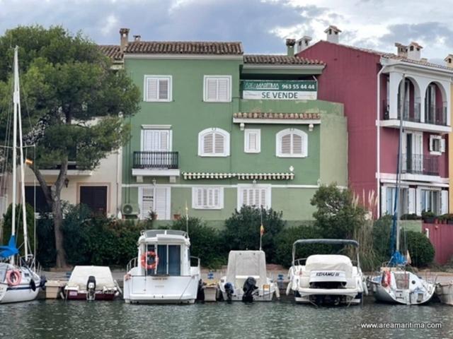 Venta de casa unifamiliar, de 5 dormitorios y 3 baños, además dispone de 3 terrazas y garaje privado, en Port Saplaya (A photo 0