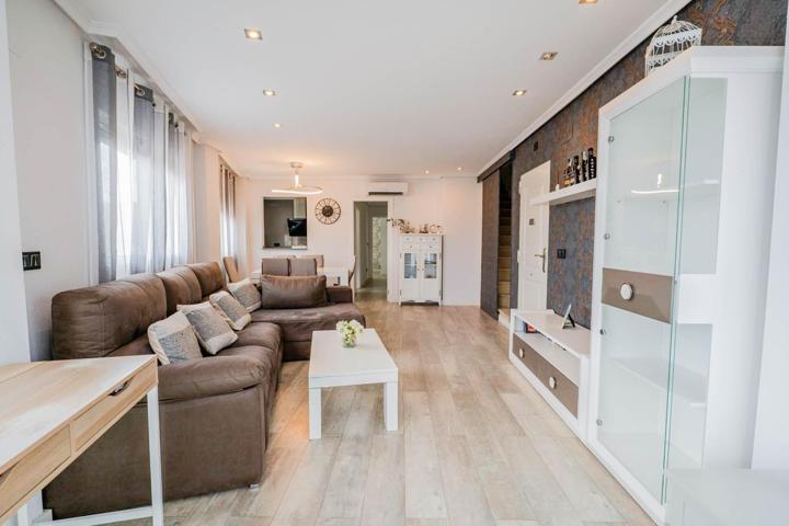BUNGALOW PLANTA ALTA CON TERRAZA Y GARAJE PRIVADOS Y CON PISCINA COMUNITARIA EN BENFERRI. photo 0