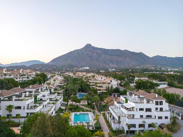 Ático dúplex de 3 dormitorios, 3 baños y amplias terrazas con vistas al litoral de Marbella photo 0