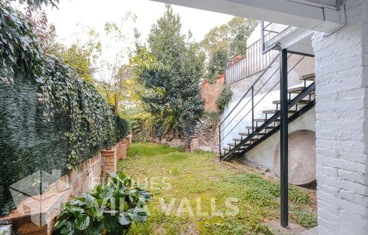 Casa con jardín en el pueblo, toda reformada, por estrenar photo 0