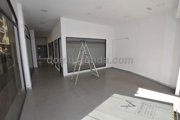 Local Comercial en venta y alquiler en Ronda, con 112 m2, Salida de Emergencia y Acceso Discapacitados. photo 0