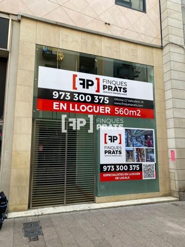 SENSACIONAL LOCAL COMERCIAL en alquiler situado en el Eix Comercial de Lleida, de una superficie de 550 m2 utiles, zona peatonal junto a las principales franquicias comerciales, distribuidos en 3 plantas, 2 de ellas con vistas a la calle principal, totalmente acondicionado y listo par iniciar la actividad. Dispone de ascensor, instalacion alumbrado y climatización. Muy bien comunicado y de fácil acceso. Solicite informacion al tel. 973 300 375. photo 0