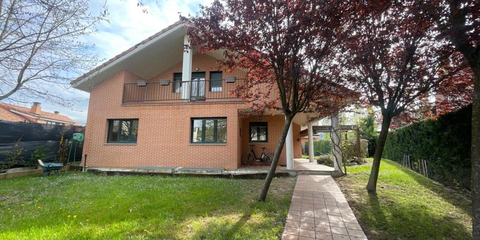GEA VENDE PRECIOSO CHALET INDEPENDIENTE en GORRÁIZ photo 0