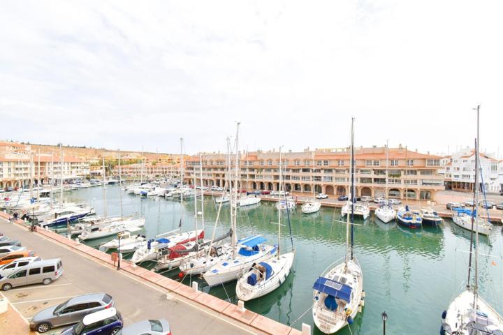 Inmueble espacioso con vistas al puerto deportivo, ideal como proyecto de inversión photo 0