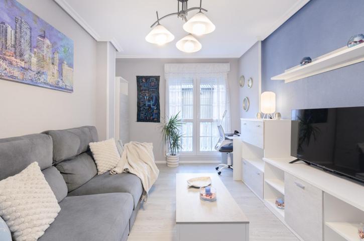 Piso con terraza y excelente ubicación en Langreo, Asturias. ¡Listo para entrar a vivir! photo 0