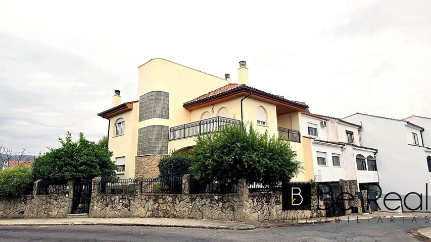 EN VENTA CHALET PAREADO DE CUATRO PLANTAS EN EL CENTRO URBANO DE PLASENCIA, CÁCERES photo 0