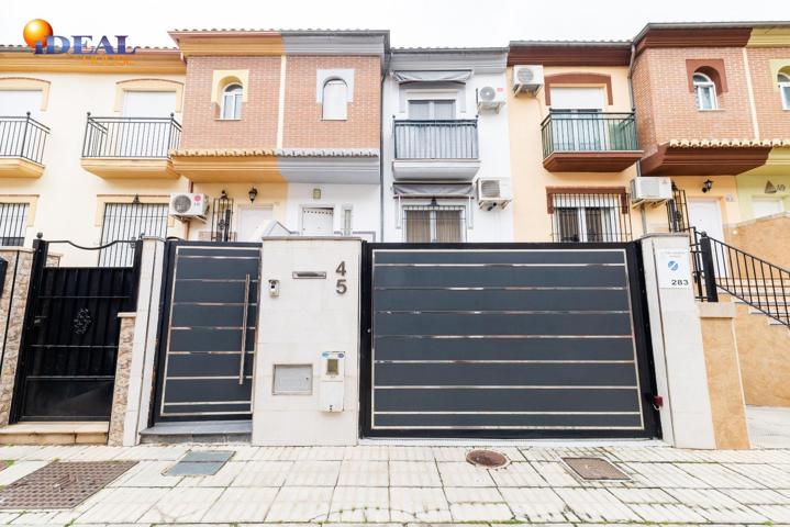 PRECIOSA CASA ADOSADA EN LA MEJOR ZONA DE SANTA FE photo 0