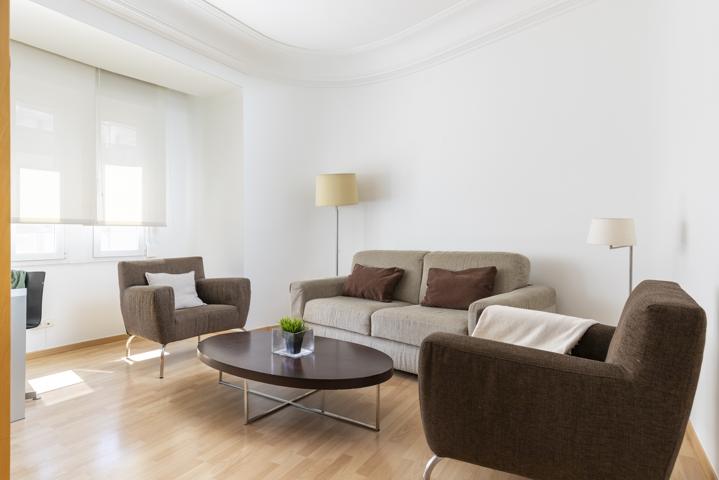 Luminoso y amplio apartamento de 1 dormitorio en el corazón de Argüelles photo 0