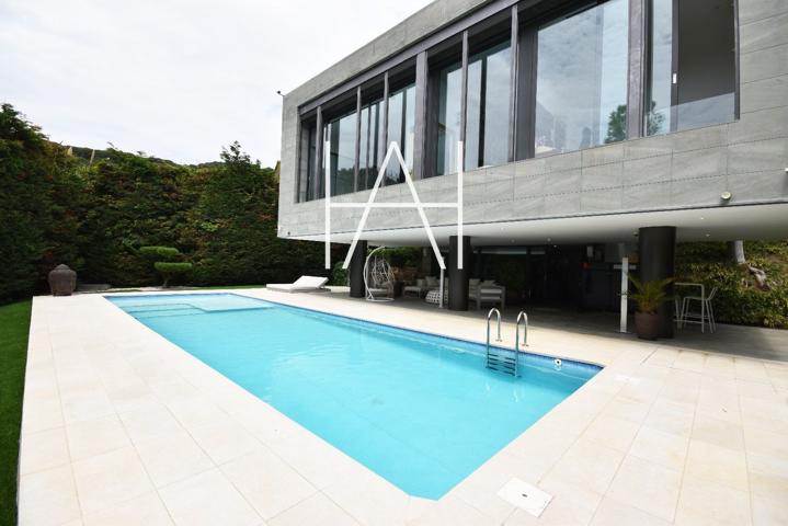 Propiedad de diseño en venta en Alella con domótica, consta de 605m2 sobre parcela de 1.108m2, año 2005, 4 habitaciones, 4 baños, piscina privada, aire acondicionado por conductos. photo 0