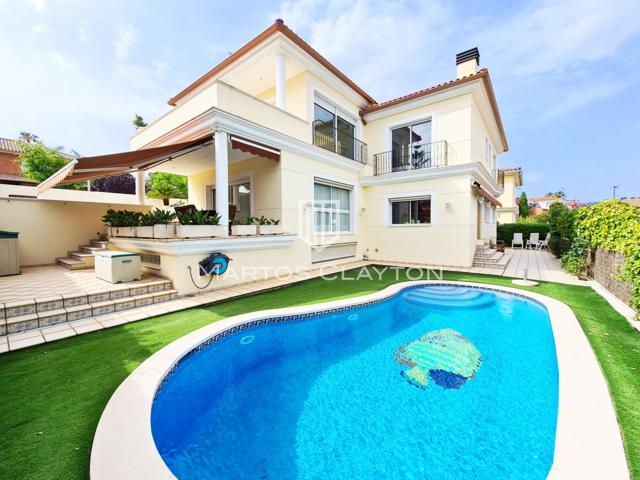Sofisticada propiedad con piscina y vistas al mar en Premià de Dalt photo 0