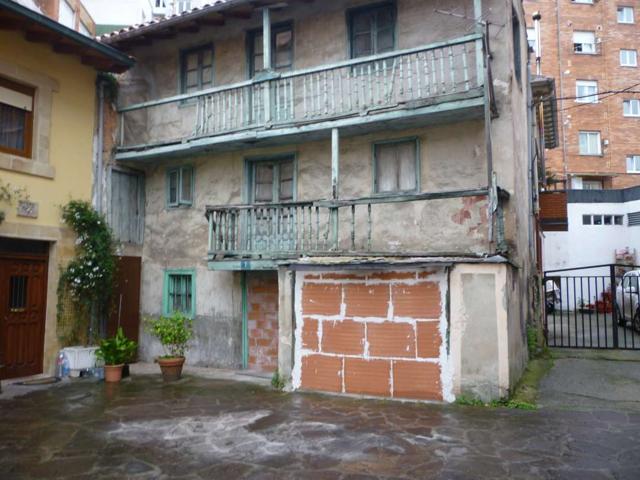 Casa de tres plantas en el centro de Torrelavega photo 0