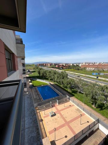 Vivienda en Residencial de Lujo en Logroño en Venta Calle Teruel   Los Lirios.Piso altura quinto, de 96,66 m2 útiles, amplio salón , 3 hab, 2 baños, cocina.  Con dos terrazas, una saliendo de la cocina de 5,4 m2 aproximadamente, y la otra saliendo desde  photo 0