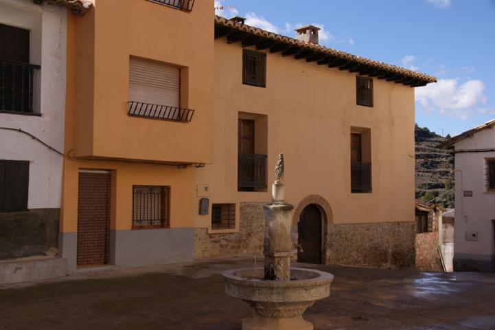 Gran casa de pueblo en Castellote photo 0