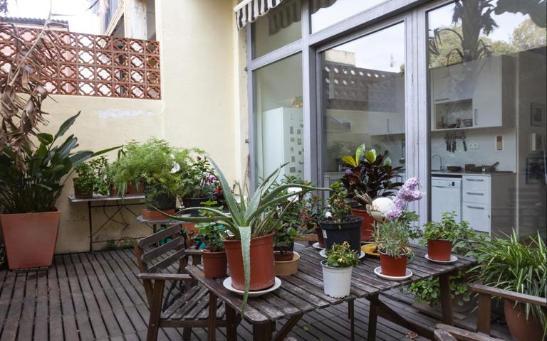Estiloso local transformable en piso con patio-jardín en la calle Tortellà (El Poblenou) ¡A 5 MINUTOS DE LA PLAYA! photo 0