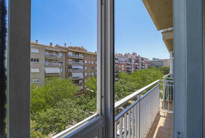 Piso en venta en Girona, con 103 m2, 4 habitaciones y 2 baños, Garaje, Ascensor y Calefacción Gas Natural. photo 0